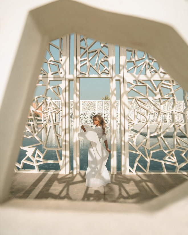 Toà nhà nghi lễ QF:&nbsp;Đây được coi như một trong những nơi đẹp nhất tại Qatar. Toà nhà nghi lễ QF nằm&nbsp;ở trung tâm của thành phố, có hệ thống chiếu sáng đặc biệt. Toà nhà có hình khối độc đáo, màu trắng kết hợp tuyệt vời với bầu trời xanh và đại dương xung quanh. Nó được sáng tạo bởi&nbsp;kiến trúc sư người Nhật Bản đoạt giải Pritzker - Arata Isozaki. Ảnh: Explorest.