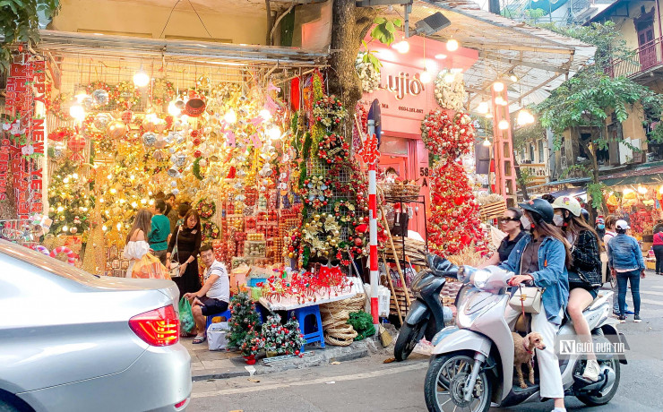 Theo ghi nhận của Người Đưa Tin, mặc dù còn khoảng 1 tháng nữa mới tới Giáng sinh 2022 nhưng hiện nay trên phố Hàng Mã (quận Hoàn Kiếm, Tp.Hà Nội) đã được trang hoàng lộng lẫy.