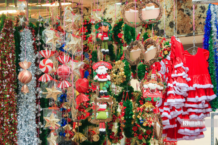 Giá cả hàng hóa so với mọi năm không có nhiều biến động nhiều. "Cây thông Noel có giá từ 500.000 đồng đến 2 triệu đồng/cây tuỳ từng loại trang trí và kích cỡ. Những đồ trang trí như: quả chuông, bông tuyết...có giá từ 80.000 đồng đến 300.000 đồng theo khổ lớn nhỏ", chủ cửa hàng cho biết thêm.
