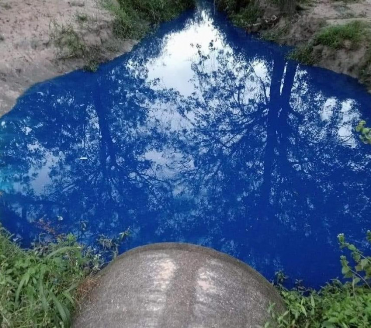 Nước có màu xanh dương như màu thuốc nhuộm chảy ra suối Bưng Môn.