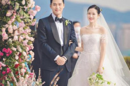 Đời sống Showbiz - Vợ chồng Hyun Bin nhận chúc phúc con trai đầu lòng