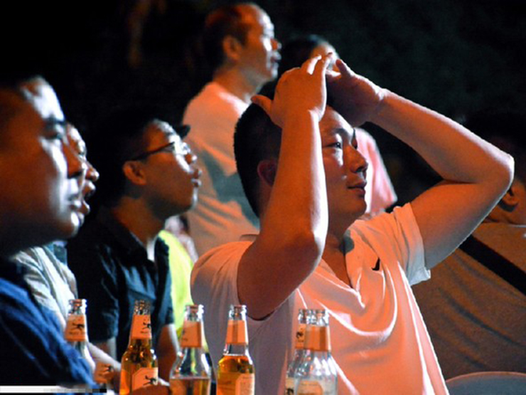 Sức khỏe đời sống - 6 căn bệnh dễ mắc phải nhất khi nam giới thức khuya xem bóng đá