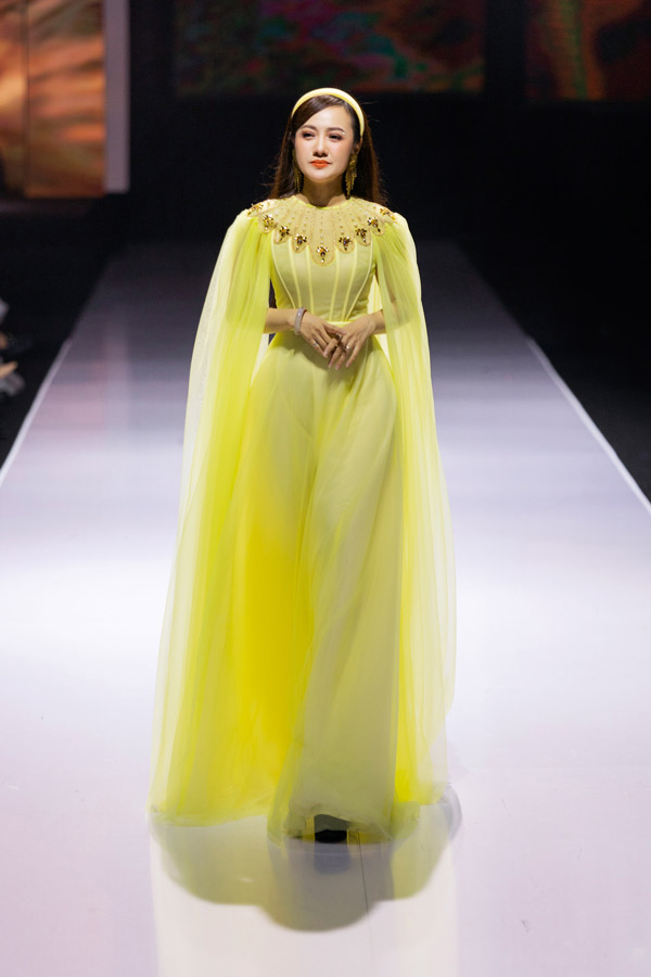 Vẻ đẹp dịu dàng của nữ biên tập viên truyền hình được tôn vinh trong tà áo vàng như lúa non dưới nắng.