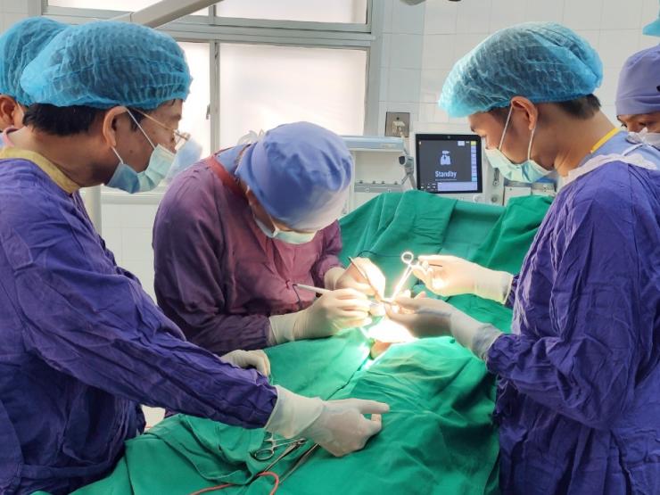 Sức khỏe đời sống - Người đàn ông vỡ nát tinh hoàn, "cậu nhỏ" tổn thương nặng sau khi cưa thùng xăng