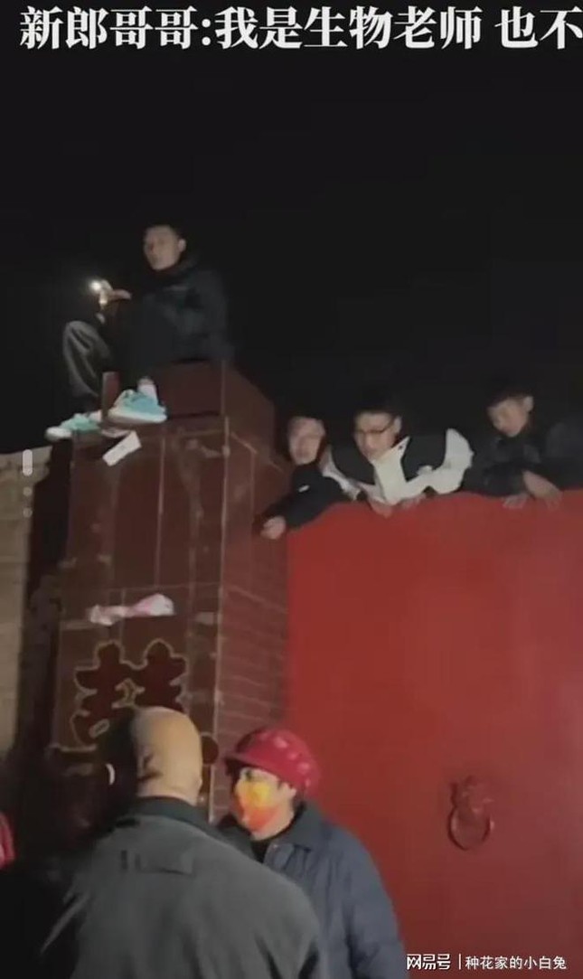 Nhà trai ngỡ ngàng, ngơ ngác vì không ngờ có nhiều thành viên trong gia đình đến thế.