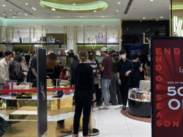 Người Hà Nội đổ bộ trung tâm thương mại 'săn sale' Black Friday