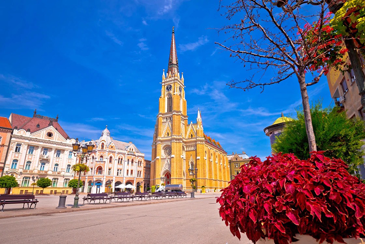 2. Novi Sad

Novi Sad là một viên ngọc quý ở miền trung Serbia. Nơi này thường diễn ra các buổi diễu hành. Quảng trường Svetozar Miletic ở trung tâm thành phố thường chật kín người. Du khách tới đây thường thích tản bộ, lang thang khám phá mọi ngóc ngách.
