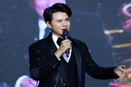 Nhạc - MC dẫn đêm nhạc tưởng nhớ cố NS Lam Phương khiến hàng ngàn khán giả rơi lệ