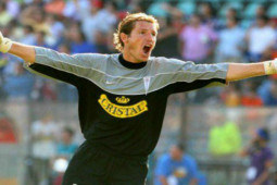 Sức khỏe đời sống - Cựu thủ thành đội tuyển Argentina chiến thắng ung thư não quái ác