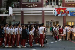 Giáo dục - du học - Hiệu trưởng và học sinh Ischool mặc niệm tưởng nhớ nam sinh qua đời