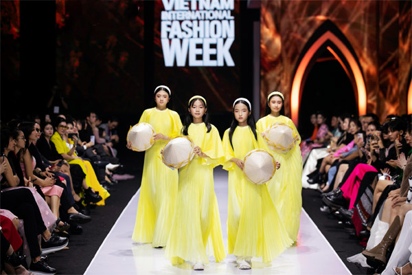 Trong lần trở lại đặc biệt tại Tuần lễ Thời trang Quốc tế Việt Nam 2022, NTK Thảo Nguyễn - kiêm nhà sáng lập thương hiệu thời trang Happy Clothings đã thực sự khiến cho các khán giả có mặt tại show diễn cũng như qua livestream mãn nhãn, đi qua nhiều cung bậc cảm xúc với BST mang tên “LÚA - PADDY 2022” lấy cảm hứng mùa Thu - Đông Hà Nội.