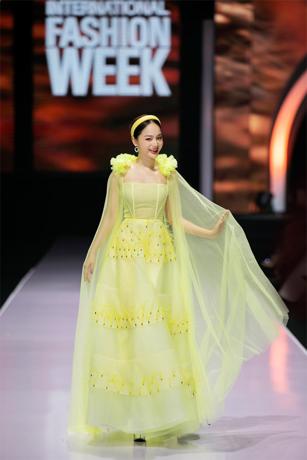 Mở màn show diễn chính là những gương mặt thân quen với khán giả trong “vũ trụ VTV” như diễn viên Lan Phương, Thanh Hương, Hương Giang, BTV Hoài Anh. Tiếp theo đó là dàn mẫu quốc tế cùng các mẫu nhí như Minh Anh, Khánh Ngọc, Diễm Quỳnh, Tuyết Nghi, Vân Anh,... xuất hiện lộng lẫy và xinh đẹp, truyền tải hết thông điệp và ý nghĩa trong BST của nhà thiết kế 9x gửi gắm qua từng bộ trang phục.