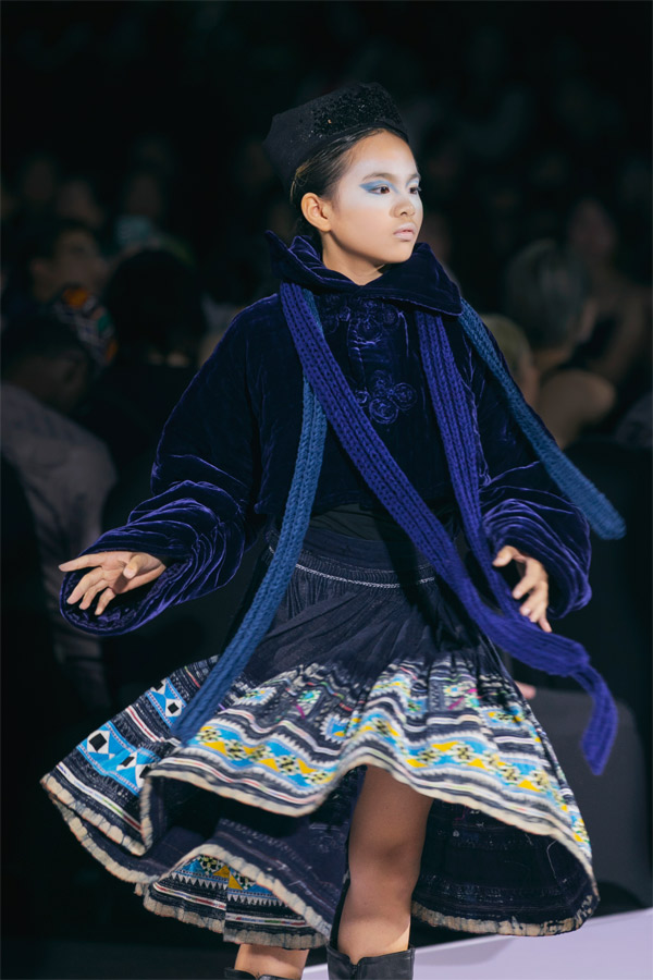 Nhiều khán giả nhận xét màn mở đầu khiến họ vỡ òa cảm xúc, liên tưởng đến hình ảnh các em nhỏ vùng cao chèo đèo lộ suối, băng rừng để tới trường.