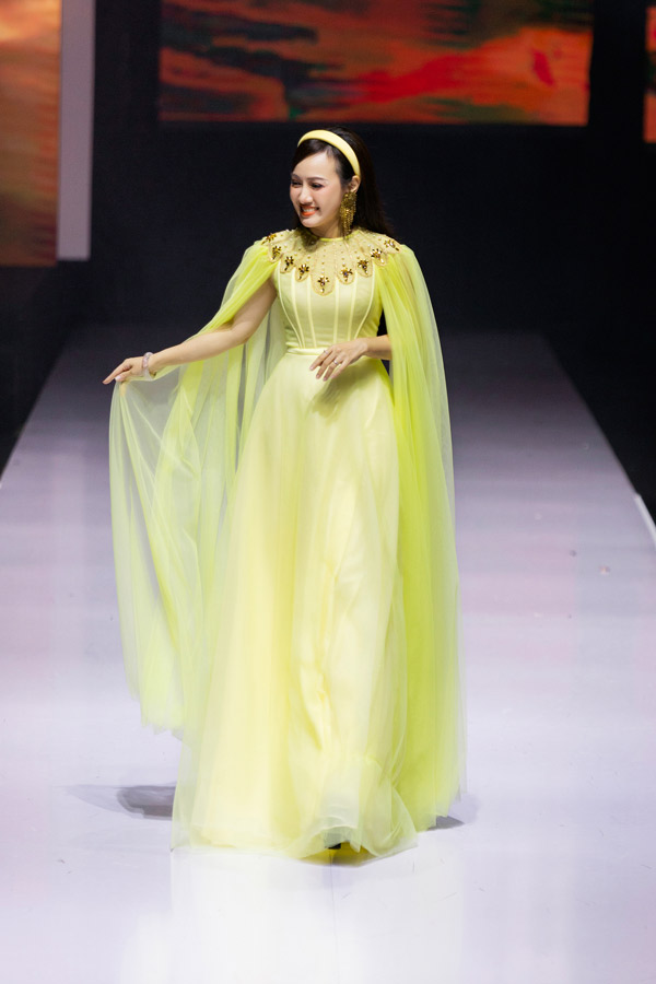 BTV Hoài Anh catwalk ấn tượng tại Tuần lễn Thời trang Quốc tế Việt Nam 2022.