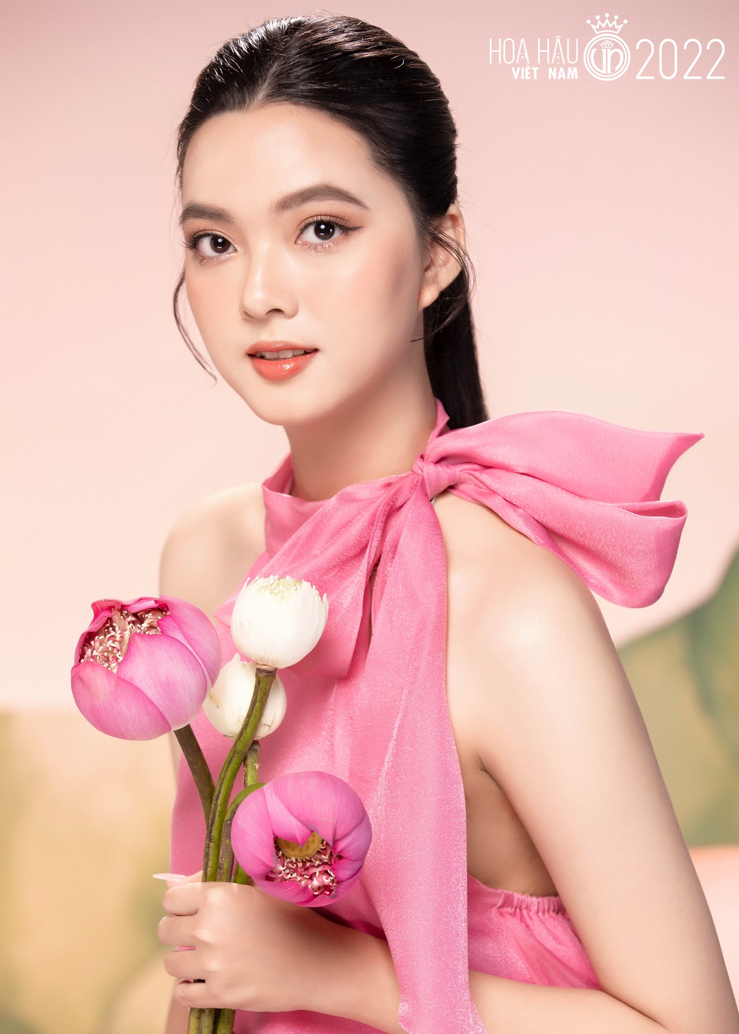 Mai Trang Thảo sinh năm 2003. Cô được cư dân mạng ngợi khen vẻ đẹp trong trẻo.