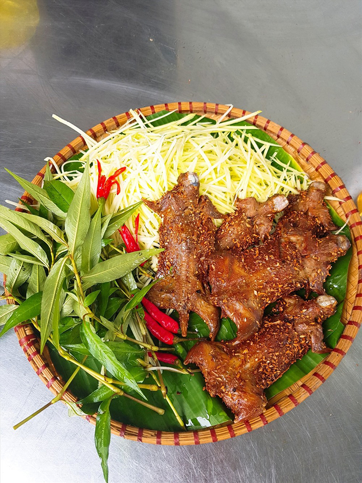 Những con khô chuột được khách hàng ở các tỉnh thành rất ưa chuộng vì độ ngon tự nhiên của thịt chuột lại rất lạ so với những loại khô quen thuộc trước đây&nbsp;
