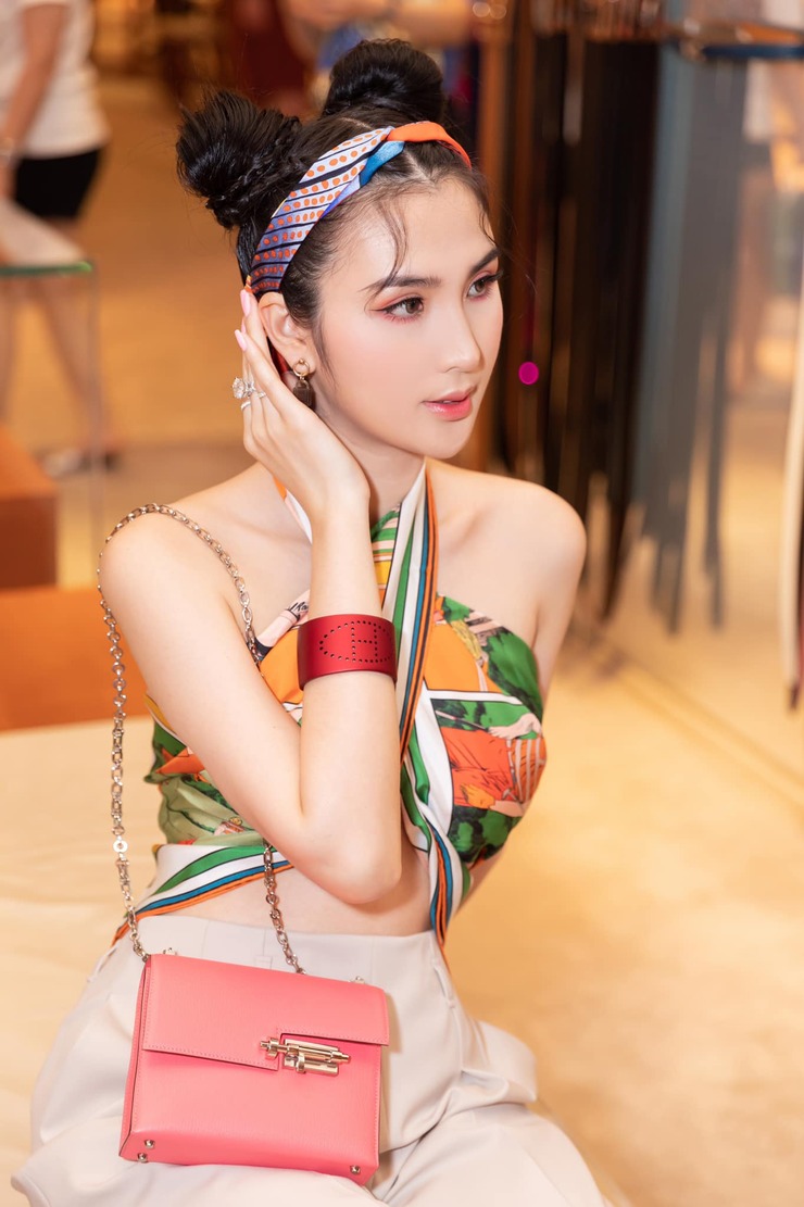 Bên cạnh đó, người đẹp 9x còn được ngưỡng mộ bởi cuộc sống sang chảnh.
