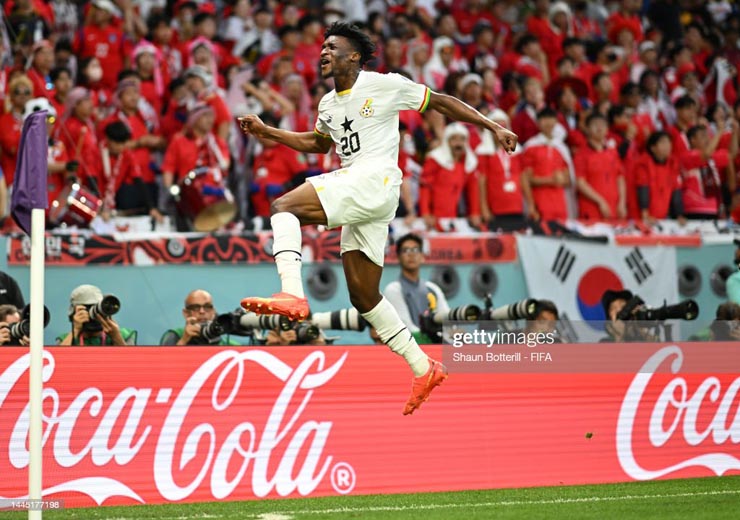 Màn ăn mừng của cầu thủ Ghana trước các fan Hàn Quốc