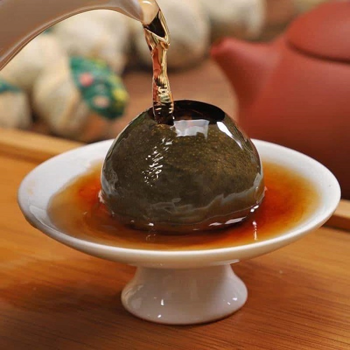 Nước trà phổ nhĩ quýt có màu nâu đỏ.