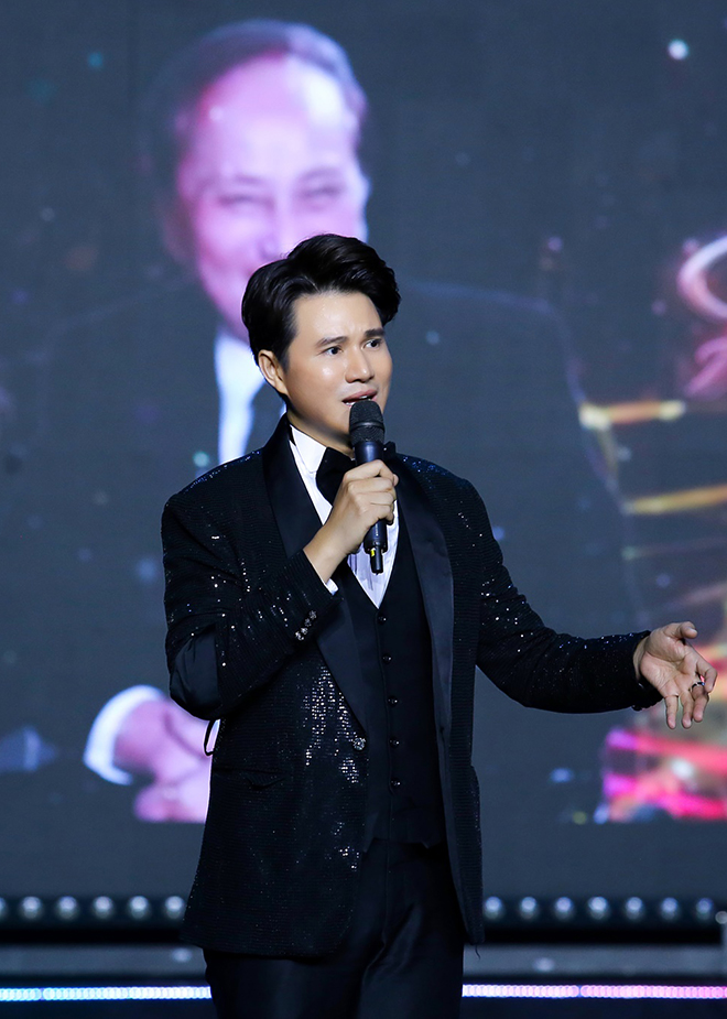 Vũ Mạnh Cường dẫn dắt khán giả đi đến từng chặng đời, mà ở đó, chân dung của nhạc sĩ Lam Phương hiện lên một cách chân thật, sống động.