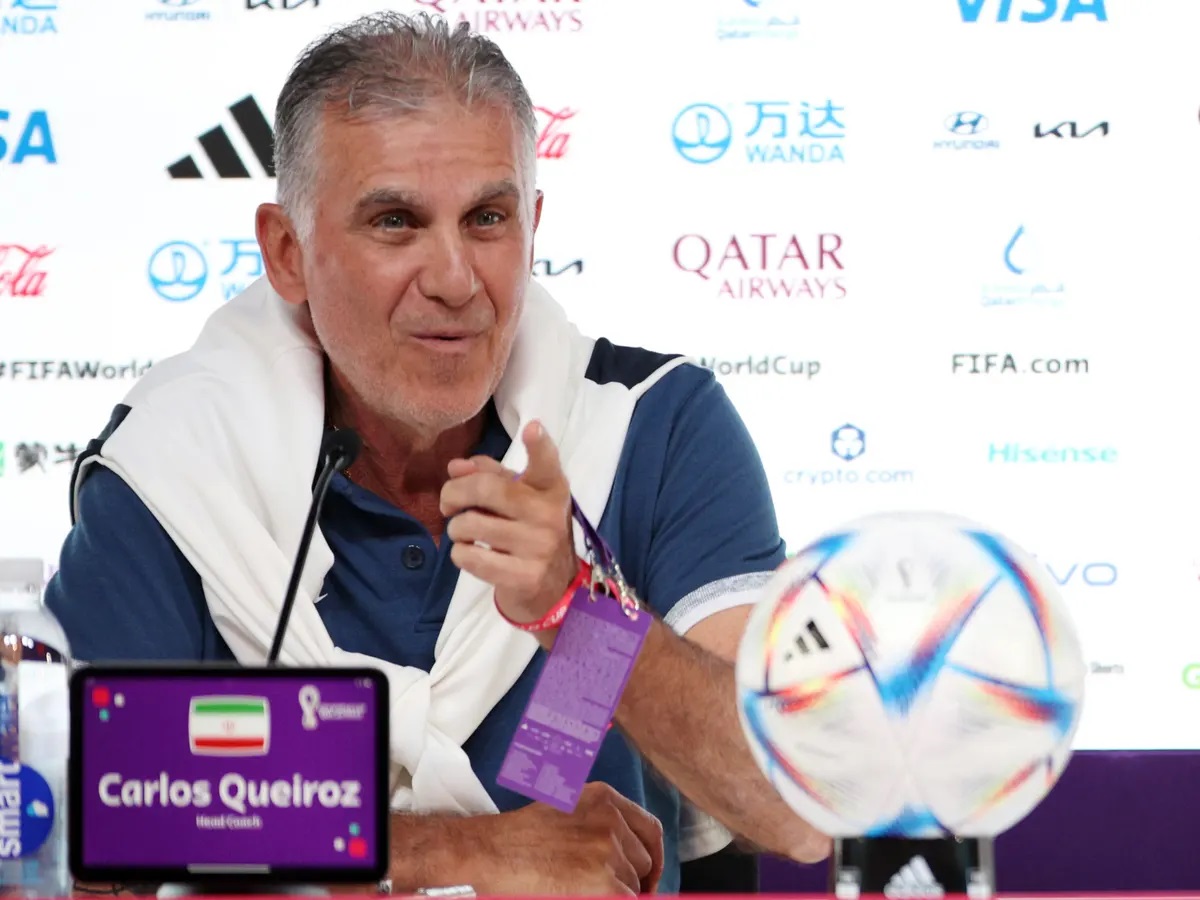 Ông Queiroz hỏi ngược lại phóng viên khi bị đặt câu hỏi liên quan đến chính trị. Ảnh: Guardian