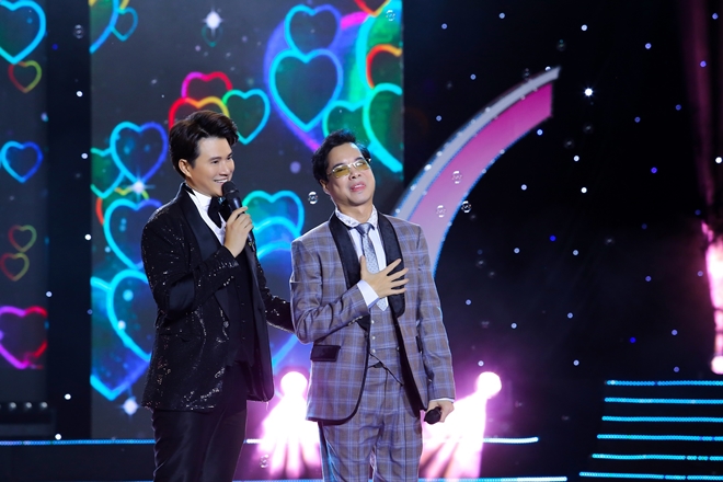 Danh ca Ngọc Sơn xúc động trước "món quà" bất ngờ từ BTC chương trình