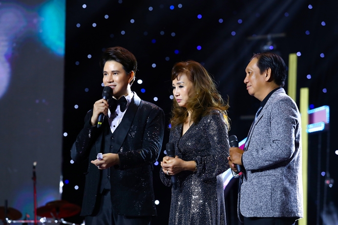 Vũ Mạnh Cường với bà Lâm Minh Khai (em gái út của nam nhạc sĩ Lam Phương) và anh Lâm Minh Sĩ Vũ (cháu ruột gọi Lam Phương là cậu).