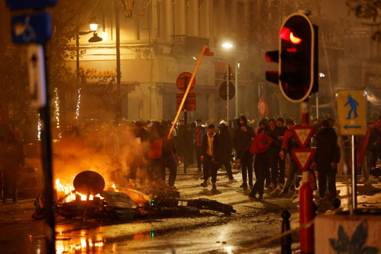 Đám đông quá khích đốt phá trên đường phố ở Brussels sau khi đội tuyển Bỉ để thua trước Morocco (ảnh: Aljazeera)