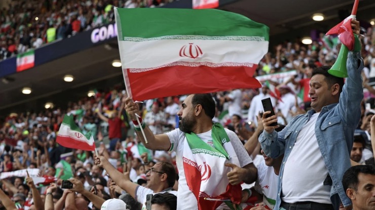 Cổ động viên Iran cổ vũ đội tuyển trong trận đấu với Xứ Wales vào ngày 25/11.
