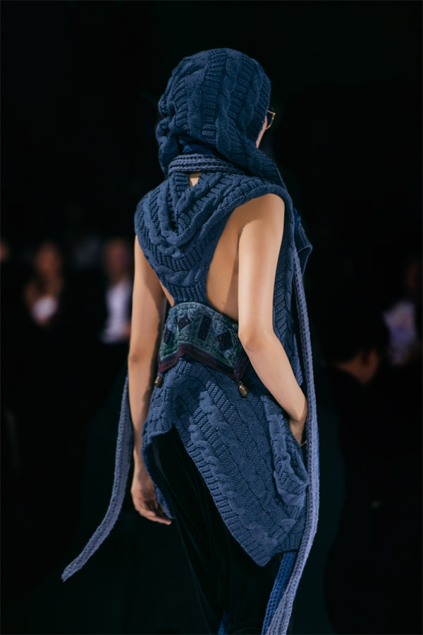 33 thiết kế độc đáo và thú vị khi được Vũ Việt Hà lên ý tưởng, dựng phom trực tiếp, uốn các hình khối một cách ngẫu hứng trên ma-nơ-canh mà hoàn toàn không có bất kỳ tấm phác thảo nào. 90% bộ sưu tập do anh tự tay làm mọi khâu. Ngoài ra, có thể nhìn thấy nhiều xu hướng hot trên thế giới được Vũ Việt Hà đưa vào bộ sưu tập, trong đó có bất đối xứng, mốt áo ngắn hở bụng, bốt tất hai trong một, túi hobo cực đại.