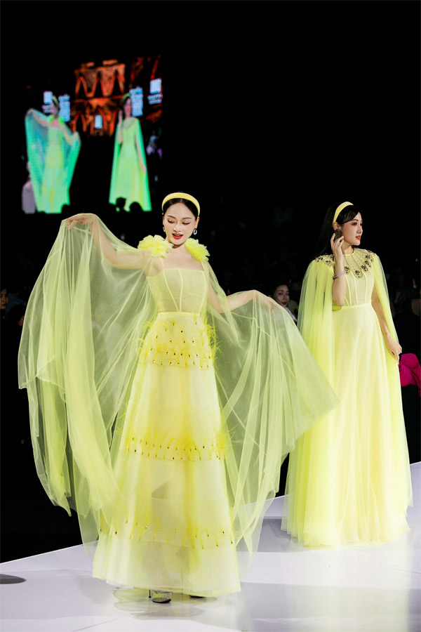 Dàn người đẹp của "vũ trụ" VTV được mời lên sân khấu làm người mẫu. Dù không chuyên nhưng họ đều thể hiện thần thái quyến rũ và tự tin.