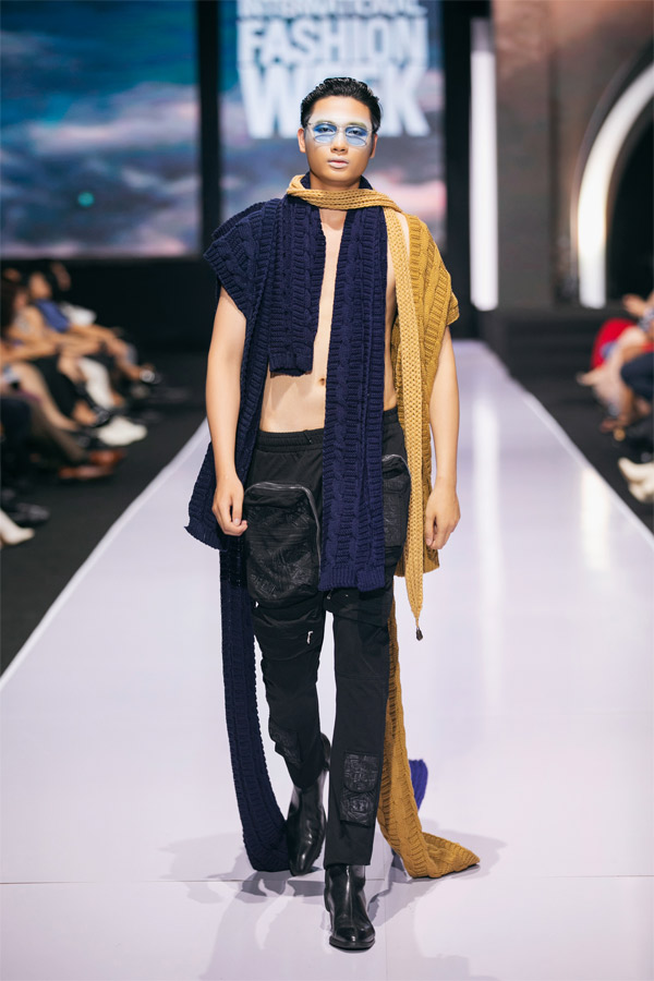 Đồng bào Mông là một dân tộc khá phổ biến ở Tây Bắc và nằm trong ngữ hệ đông đúc gồm Mông Hoa, Mông Xanh, Mông Trắng và Mông Đen. Nhưng Vũ Việt Hà chọn truyền tải nét văn hóa của người Mông Đen vì nhận thấy trang phục của họ vẫn giữ được nét đẹp đặc trưng từ xưa tới nay và không bị lai tạp bởi các nguồn nguyên liệu du nhập từ Trung Quốc hay bất cứ sự phát triển nền công nghiệp nào. 