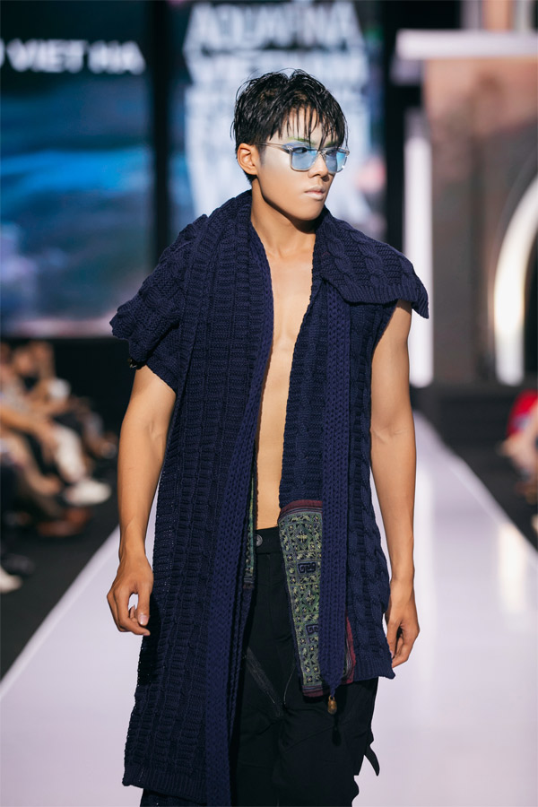 Mỗi thiết kế được tạo nên từ chính các tấm khăn len đan tay với kích cỡ khác nhau, ráp lại với nhau bằng kỹ thuật khâu tay tỉ mỉ. Trang phục tập trung vào các mảng khối, khoảng hở ở ngực, eo, lưng, nhằm làm nổi bật những phần đẹp nhất cơ thể.