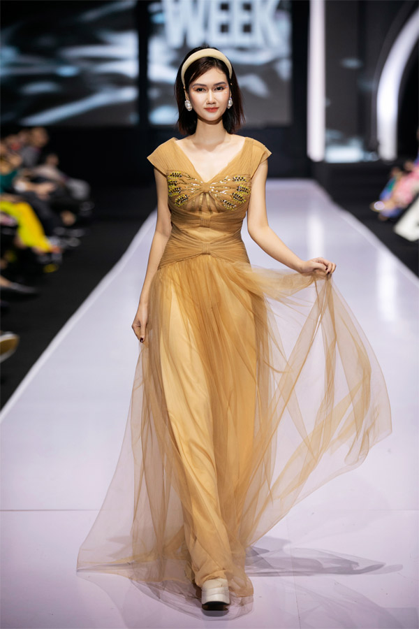 Nữ diễn viên Hương Giang sang trọng với sắc màu trầm.