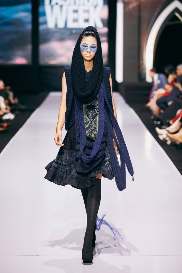 Các chi tiết như xoắn vặn, thắt nút, hoa văn thổ cẩm thêu tay trở thành điểm nhấn giúp mỗi bộ cánh thêm ấn tượng và nổi bật.