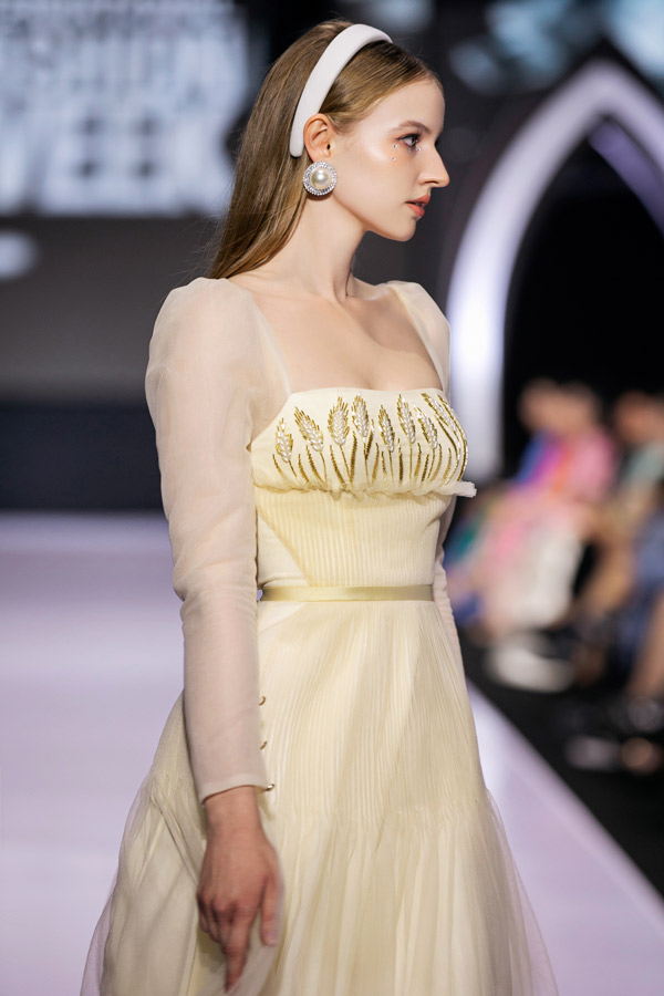 Trong đêm diễn thứ 3 nằm trong khuôn khổ Tuần lễ Thời trang Quốc tế Việt Nam 2022, nhà thiết kế sinh năm 1991 đã biết cách “lấy lòng” khán giả với những chất liệu mà cô sử dụng để mang lên sàn catwalk. Các bộ trang phục mang phong cách ngọt ngào, lãng mạn đa dạng kiểu cách, màu sắc phù hợp với các cô gái tuổi teen, thiếu nữ hay những quý cô thanh lịch.