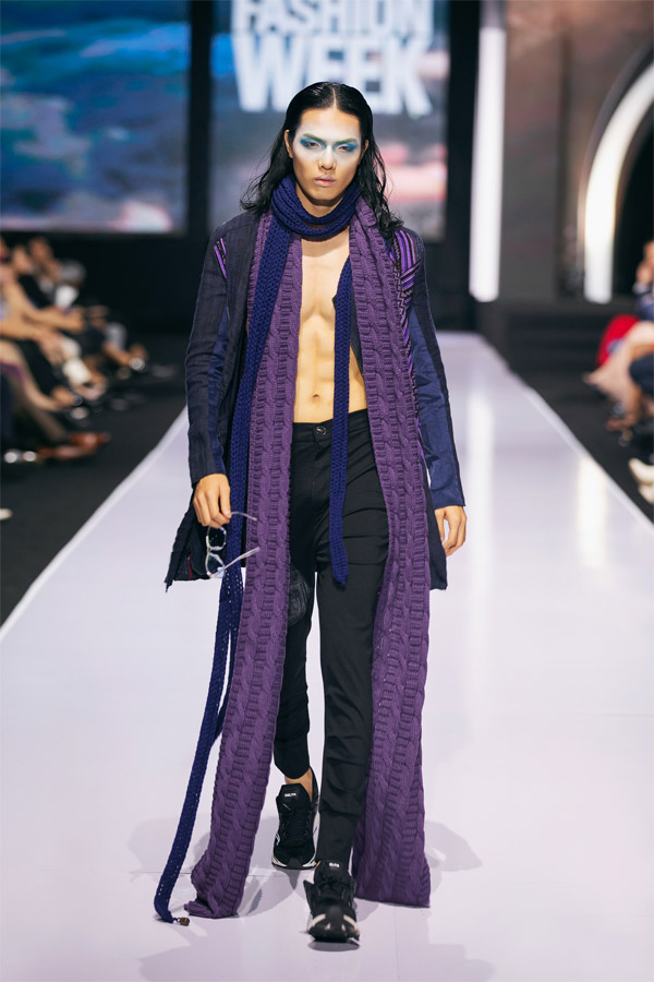 Ngoài các thiết kế dành cho nữ, anh còn giới thiệu trang phục dành cho nam nhưng theo hơi hướng unisex, kết hợp quần túi hộp phóng khoáng.