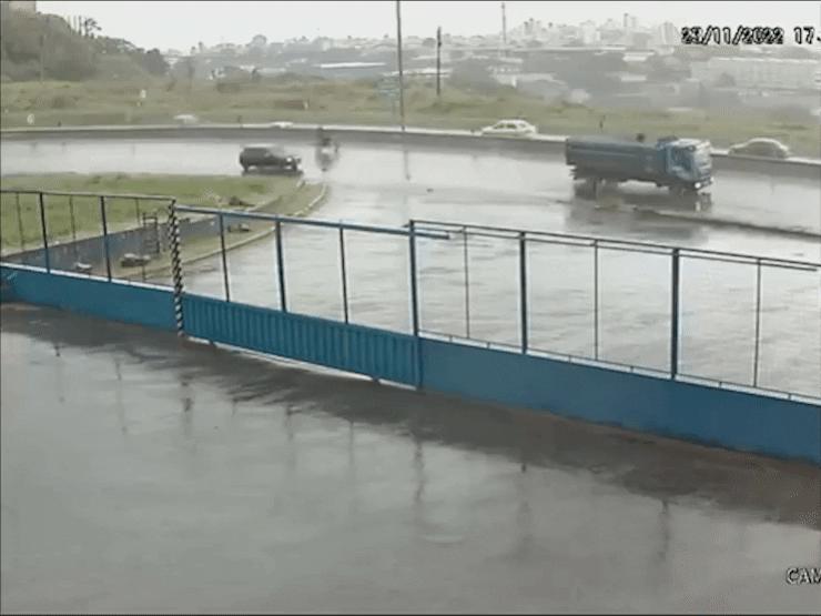 Ô tô - Clip: Thót tim trước pha mất lái vì đường trơn của xe đầu kéo