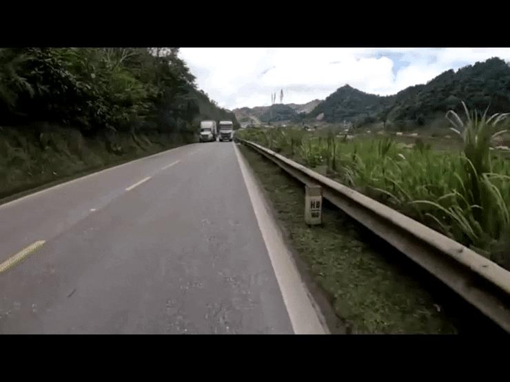 Xe máy - Xe đạp - Clip: "Phượt thủ" phóng nhanh trên đèo gặp xe tải vượt ẩu và cái kết