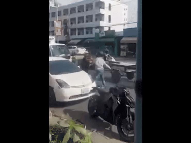 Xe máy - Xe đạp - Clip: "Hổ báo" sau va chạm giao thông, thanh niên mô tô nhận cái kết