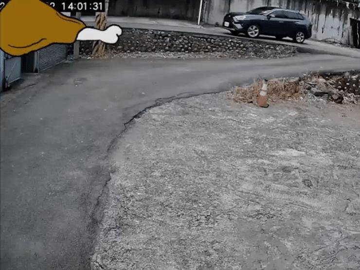 Ô tô - Clip: Một pha quay đầu ô tô nhanh gọn của tài xế "cục súc"