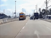 Xe máy - Xe đạp - Clip: Xe máy lượn lách leo lên giải phân cách cầu vượt suýt &quot;ôm hận&quot;