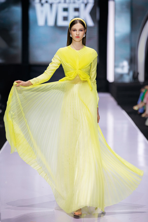 Với chủ đề “Bảo tồn di sản văn hóa Việt Nam”, NTK đã quyết định sử dụng hình ảnh những bông lúa chín vàng ươm, nặng trĩu hạt, nghiêng theo chiều gió. Hình ảnh những thảm lúa uốn lượn như những con sóng khi có làn gió bất chợt thổi qua chính là nguồn cảm hứng đặc biệt cho BST lần này. 