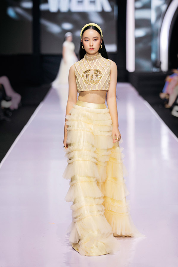 Đồng thời, thông qua hình ảnh cây lúa, với mong muốn truyền tải nét đẹp thiên nhiên của con người Việt Nam qua từng bộ trang phục.