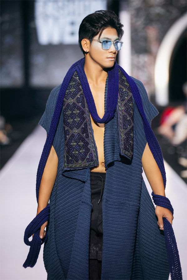 Phụ kiện và trang điểm cũng giúp các thiết kế nổi bật và thăng hoa hơn. Các người mẫu được phủ một lớp màu bạc trên khuôn mặt, vừa khiến người xem liên tưởng đến những khuôn mặt phủ sương khói của người vùng cao, vừa thể hiện ý niệm vị lai, báo hiệu xu hướng của tương lai.