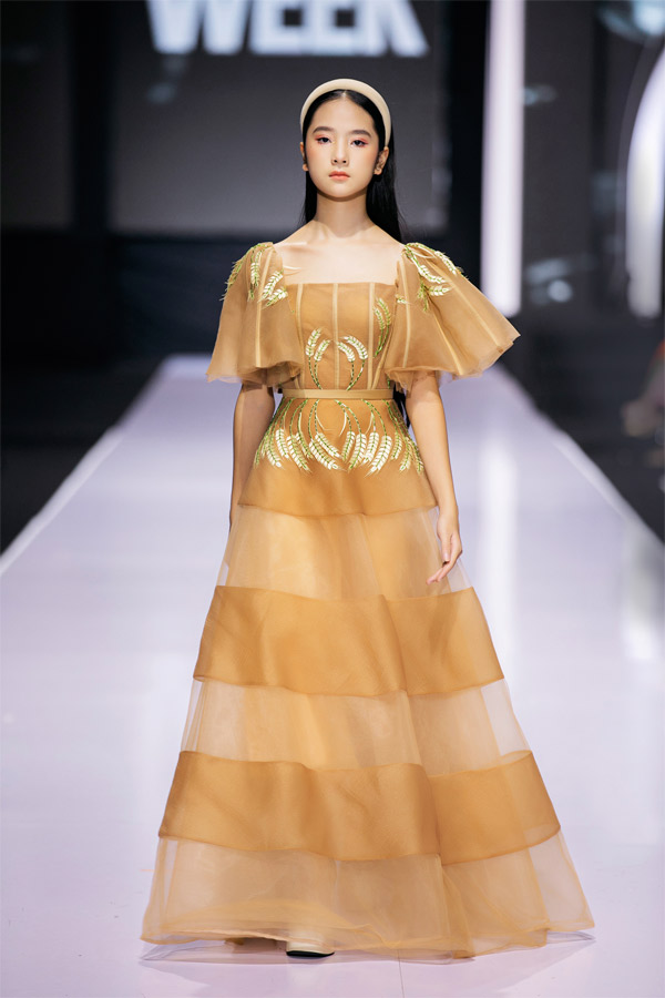 Gần 40 thiết kế được các người mẫu thể hiện trên sàn catwalk của Tuần lễ Thời trang Quốc tế Việt Nam 2022 sử dụng đa dạng chất liệu như lưới, taffa, lụa hay Organza và gam màu chủ đạo gồm vàng, kem, be, nâu…, đây đều là những gam màu thể hiện hình ảnh bông lúa. 