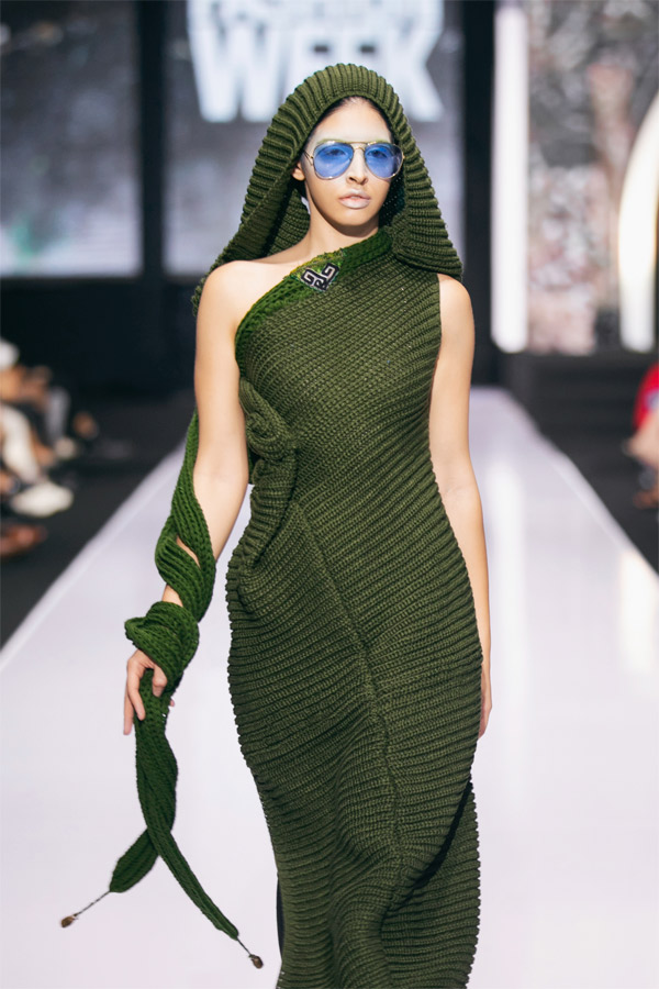 Riêng đôi mắt được tán phấn xanh dương, tái hiện chân dung người Mông với những vệt màu chàm phai ra trên da mặt, cổ, tay và chân khi họ nhuộm vải.