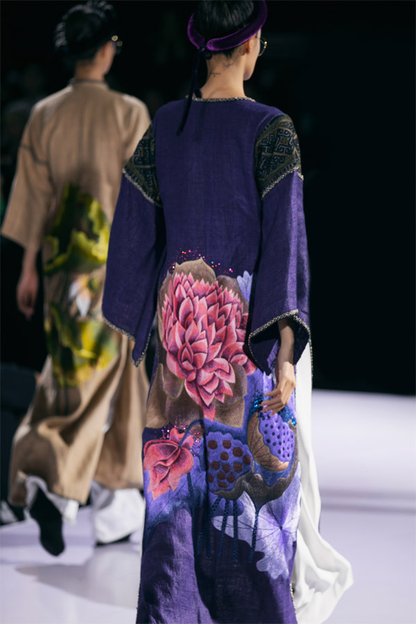 17 năm sự nghiệp, anh ghi dấu ấn với nhiều bộ sưu tập như Ngày trở về, Chuyện tình cao nguyên đá, Mộng xưa, Thiên di, Về quê... Các mẫu áo dài của Vũ Việt Hà thường được tạo nên từ các chất liệu tự nhiên và quý hiếm, dệt và xử lý các công đoạn bằng tay tỉ mỉ theo cách của đồng bào dân tộc thiểu số.