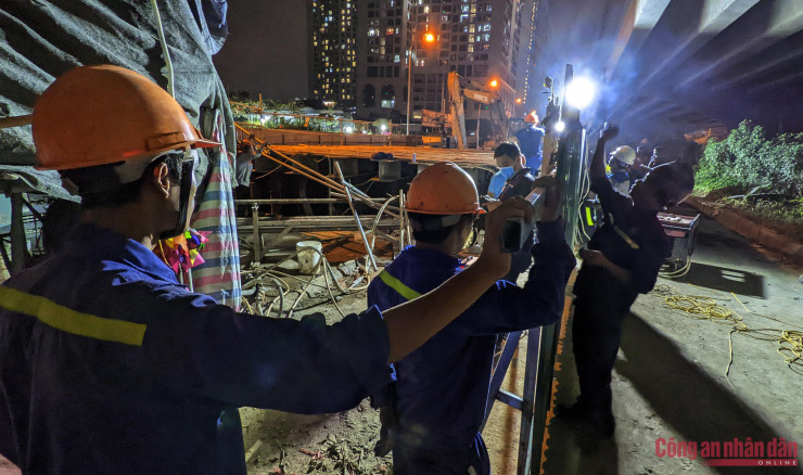 Công nhân dựng hàng rào vào vị trí mới quanh khu vực thi công giếng&nbsp;dự án hệ thống nước thải Yên Xá.
