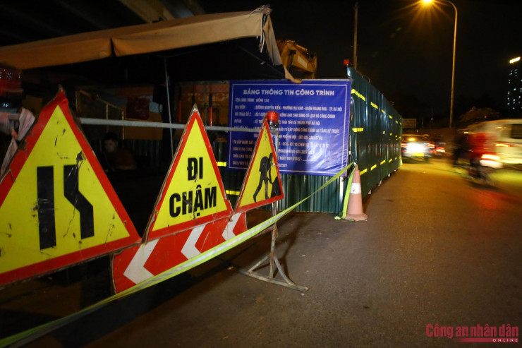 Tại khu vực rào chắn, công nhân đã cắm biển cảnh báo để các phương tiện giao thông chú ý an toàn.